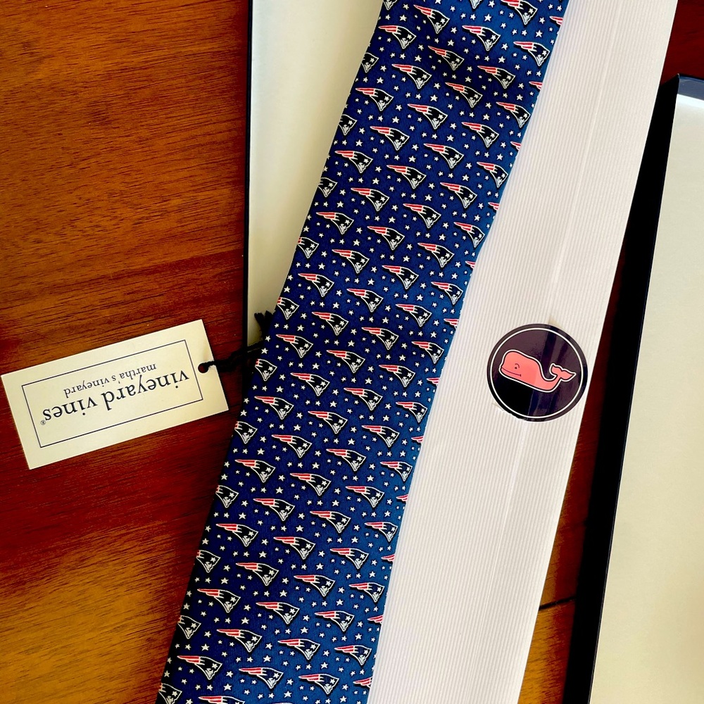 Vineyard vines Navy patriots tie